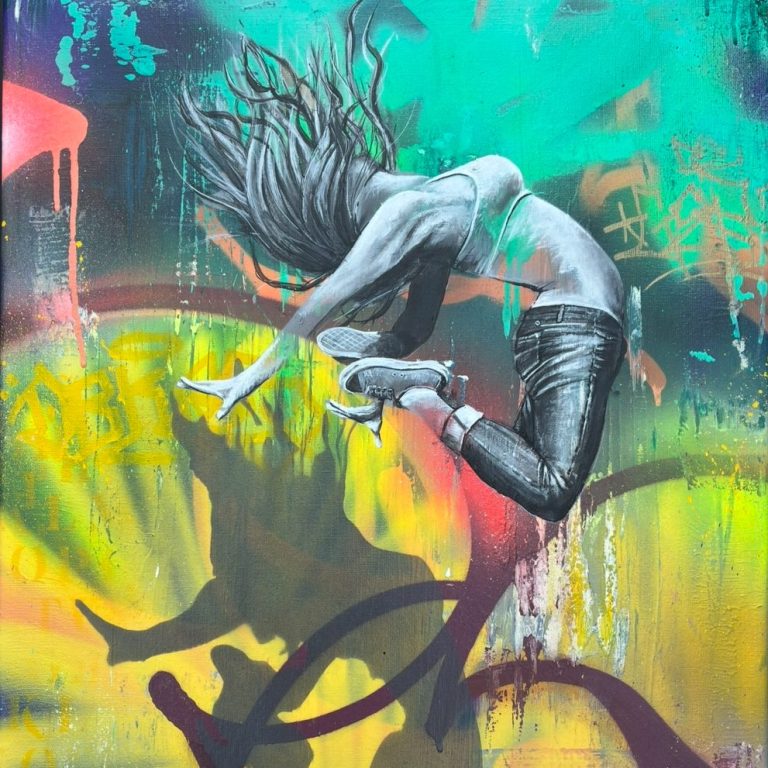 Collaborations Un jeune homme en train de sauter devant un graffiti coloré.