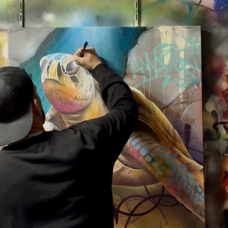 Style distinctif Un toucan coloré avec un grand bec orange sur un fond abstrait verdoyant.